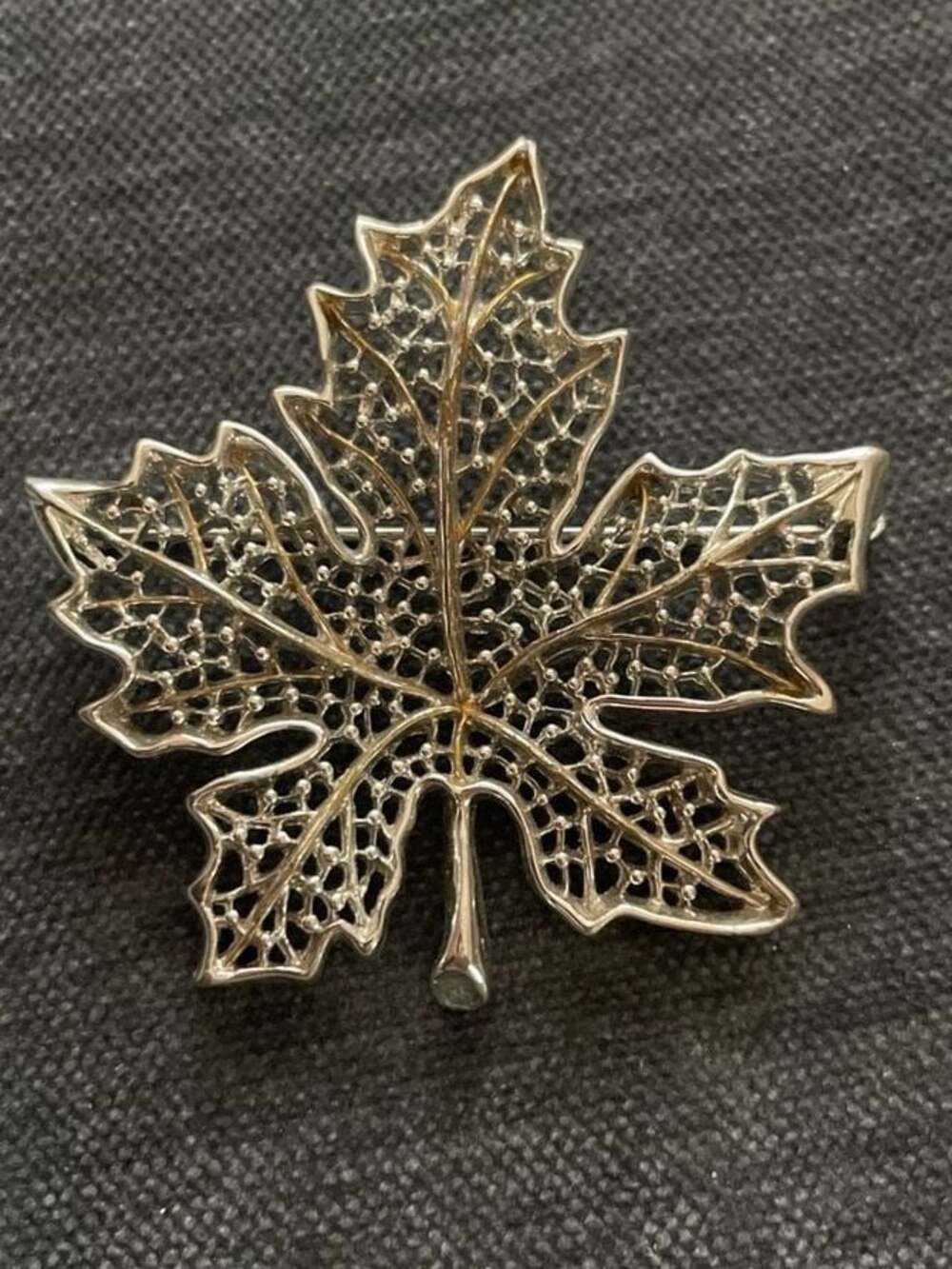 Vintage Sarah Coventry Summer Frost Silver Tone Filigree Maple Leaf Brooch Pin